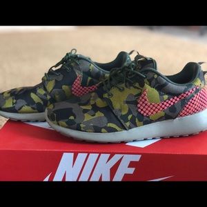 WOMEN’S NIKE ROSHE